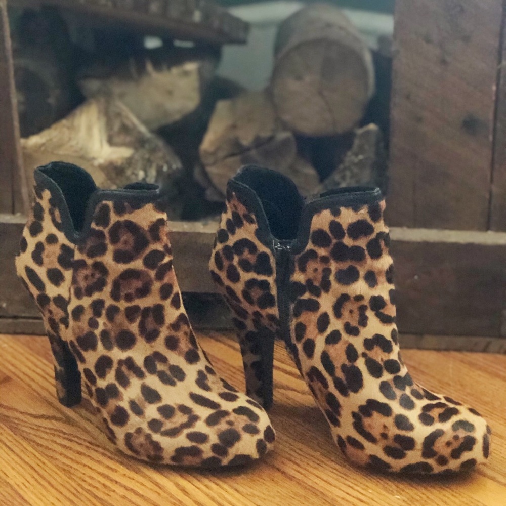 Gianni Bini size 8 cheetah booties w/ leather trim